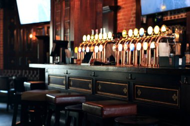 Klasik çubuklu bar sayacı ve bira musluklar