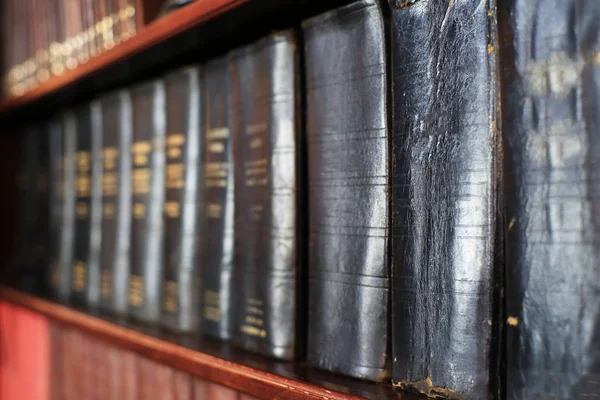 Stapel Oude Boeken Een Boekenplank — Stockfoto