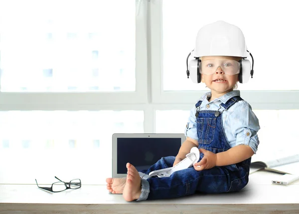 Pequeño Niño Overoles Mezclilla Está Sonriendo —  Fotos de Stock