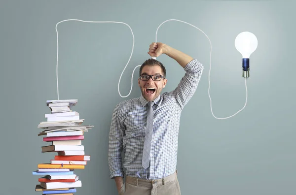 Ung Man Ler Och Innehar Ljus Glödlampa Tråd — Stockfoto