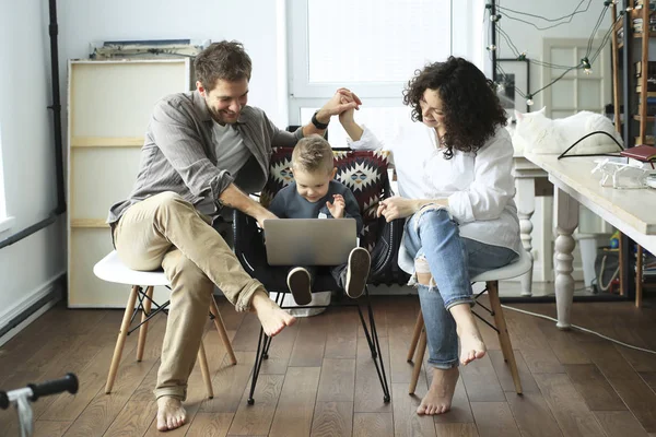 Junge Familie Mit Laptop Hellen Zimmer Hause — Stockfoto