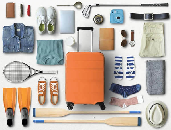 大きなスーツケースと他のアクセサリーとの旅のコンセプト — ストック写真