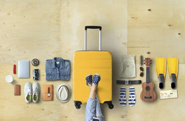 带大型行李箱和其他配件的旅行概念 — 图库照片
