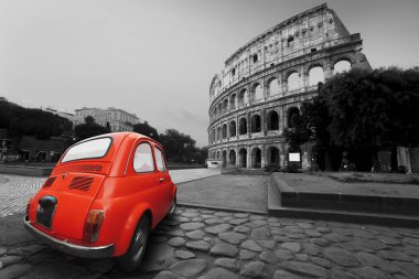 Roma'daki Colosseum arka planda eski araba