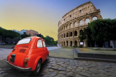 Roma'daki Colosseum arka planda eski araba
