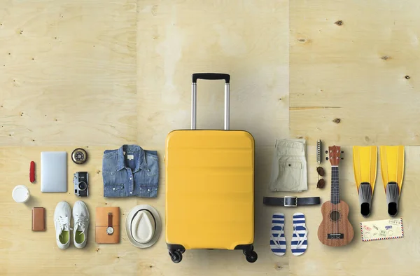 大きなスーツケースと他のアクセサリーとの旅のコンセプト — ストック写真
