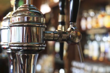 Şişe arka planda pub bira musluk