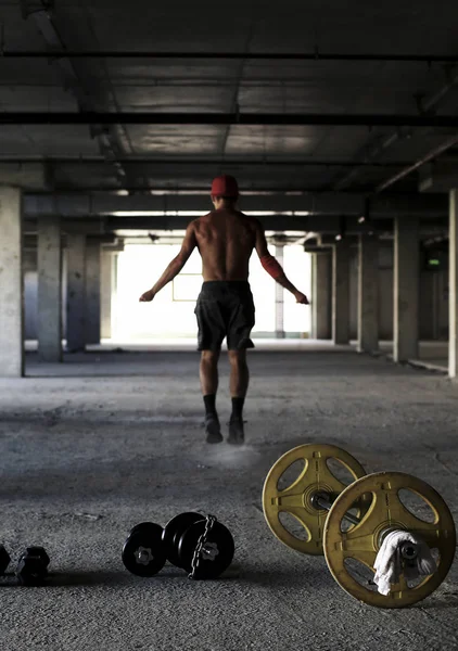 Sportowiec Jest Zaangażowany Crossfit Siłowni — Zdjęcie stockowe