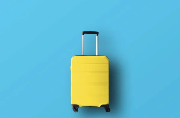 Κίτρινη Τσάντα Στο Μπλε Φόντο — Φωτογραφία Αρχείου