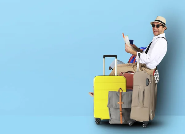 Tourist Mit Hut Und Einem Bündel Koffer — Stockfoto