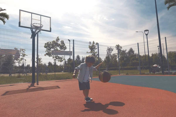 Μικρό Αγόρι Που Παίζει Μπάσκετ Έξω Καλοκαίρι — Φωτογραφία Αρχείου