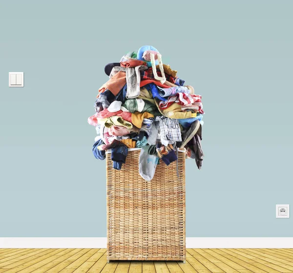 米色草篮装满脏衣服 — 图库照片