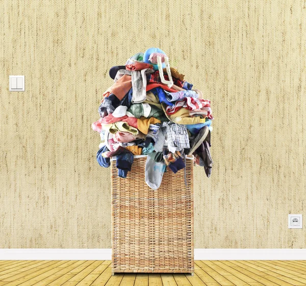 Beige Straw Basket Full Dirty Laundry — Stock Photo, Image