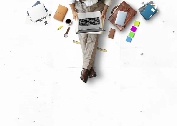 Giovane Seduto Lavoro Sul Pavimento Con Libro Laptop Concetto Business — Foto Stock