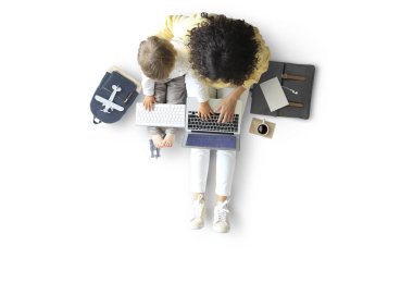 Anne bilgisayar, eğitim ve çocukluk üzerinde çalışmak için küçük oğlu öğretir