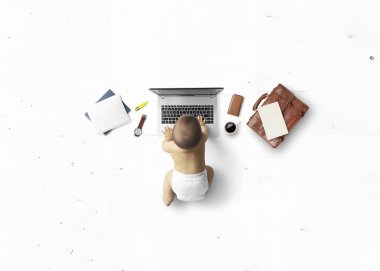 Küçük sevimli çocuk dizüstü bilgisayar, eğitim kavramı bakıyor