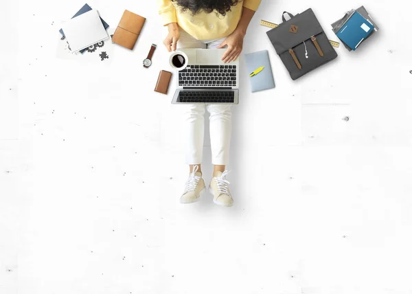 Jovem Mulher Sentada Trabalhando Chão Com Livro Laptop Conceito Negócio — Fotografia de Stock
