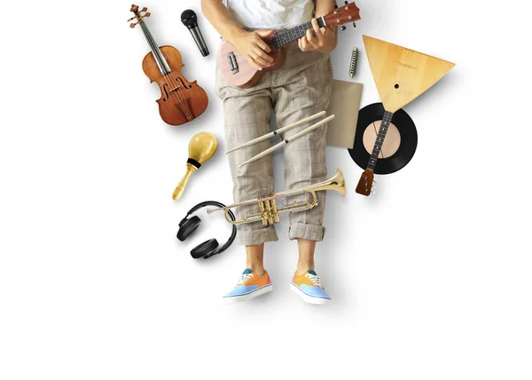 Młody Człowiek Siedzi Gra Gitarze Wśród Instrumentów Muzycznych — Zdjęcie stockowe