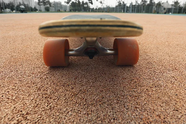 Skateboard Con Ruedas Rojas Pista Roja —  Fotos de Stock