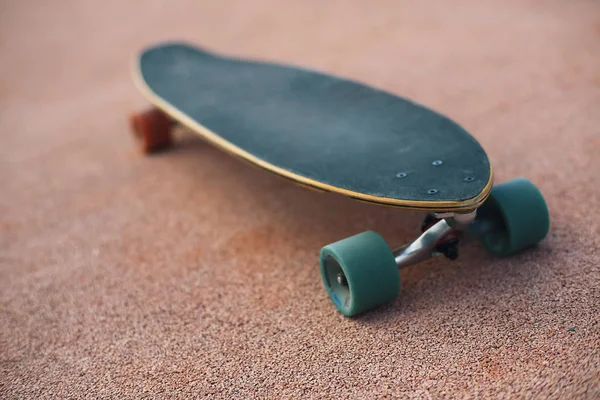 Kırmızı kortta kırmızı tekerlekli kaykay