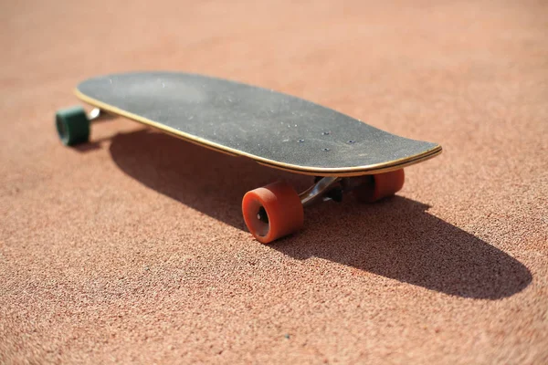 Skateboard Červenými Koly Rudém Hřišti — Stock fotografie