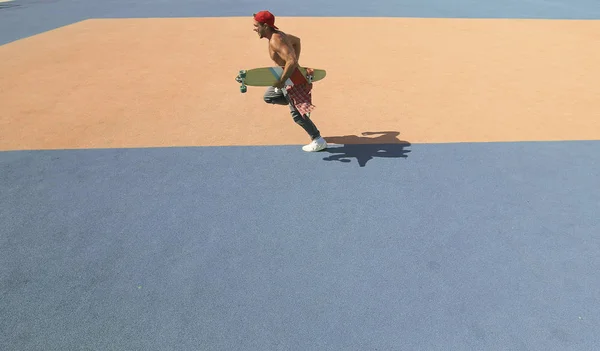 Joven Monta Monopatín Parque Skate —  Fotos de Stock