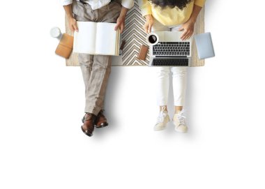 Gençler oturup işlerini, kavram eğitimini ve işlerini yaparlar.