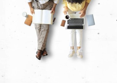 Gençler oturup işlerini, kavram eğitimini ve işlerini yaparlar.