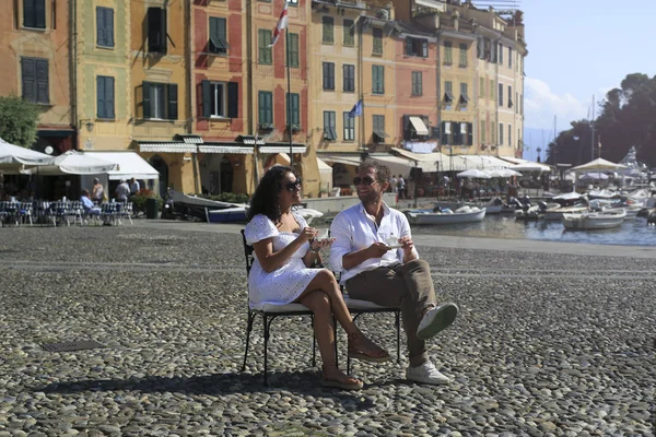 Jeune Couple Buvant Café Sur Place Portofino — Photo