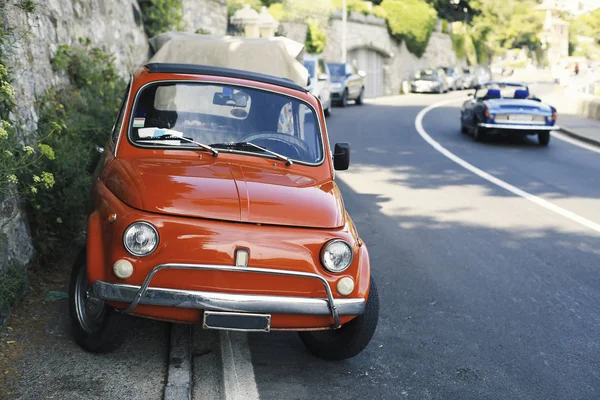 Krásné Červené Retro Auto Zaparkované Silnice — Stock fotografie