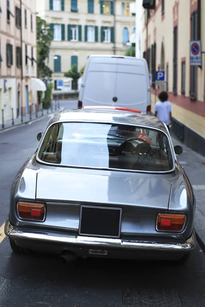 Piękny Szary Samochód Retro Zaparkowany Przy Drodze — Zdjęcie stockowe