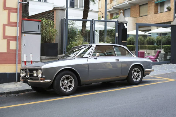 Hermoso Coche Retro Gris Estacionado Junto Carretera — Foto de Stock