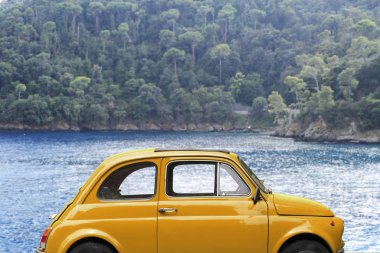 İtalya 'da eski güzel bir arabayla yolculuk, Liguria' da tatil.