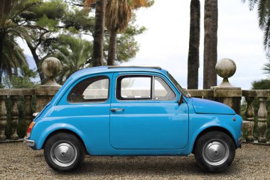 Güzel kırmızı retro araba yolun kenarına park edilmiş.