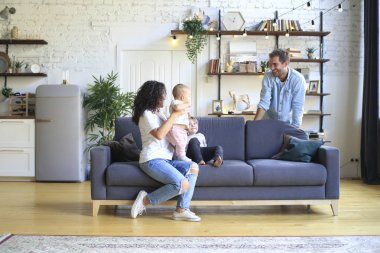 Genç, güzel, mutlu bir aile evde dinleniyor.