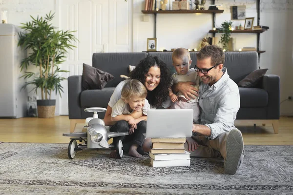 Junge Schöne Glückliche Familie Entspannt Hause — Stockfoto