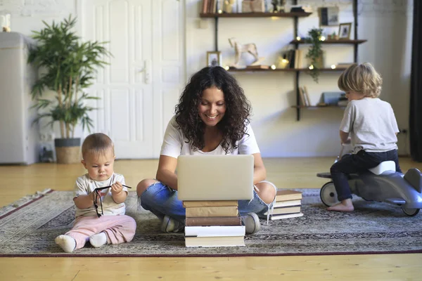 Schöne Freiberuflerin Die Hause Laptop Arbeitet — Stockfoto