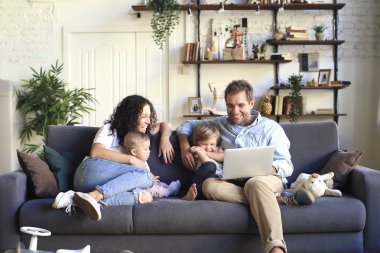 Genç, güzel, mutlu bir aile evde dinleniyor.