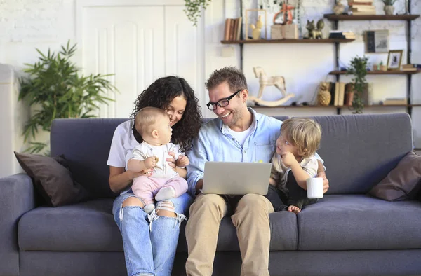 Junge Schöne Glückliche Familie Entspannt Hause — Stockfoto