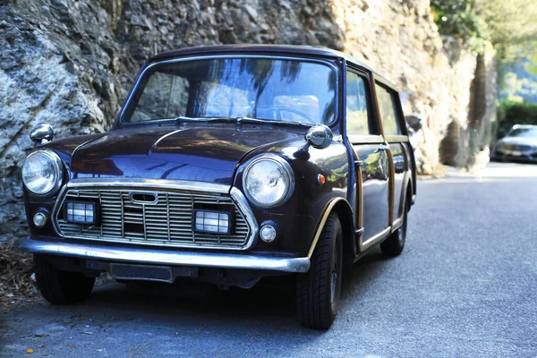 Hermoso Coche Retro Negro Estacionado Junto Carretera —  Fotos de Stock