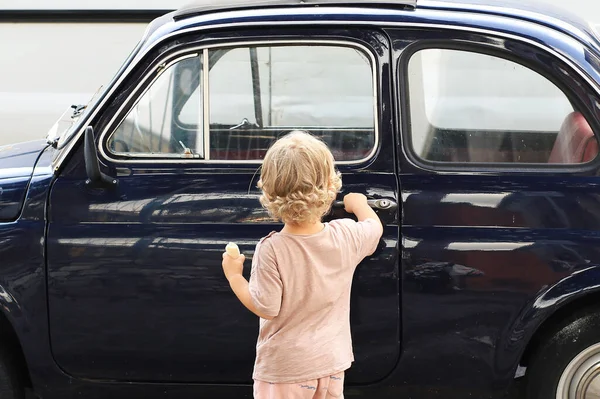 Mały Chłopiec Otwiera Drzwi Starego Samochodu — Zdjęcie stockowe