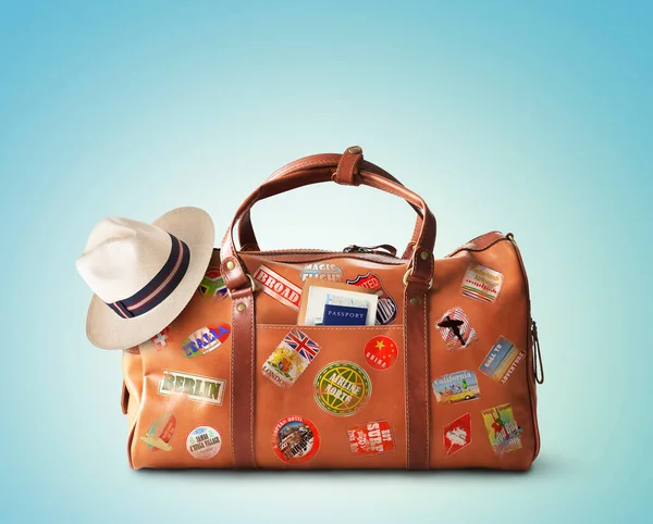 休暇のコンセプトは 帽子と大規模な古典的な茶色の革の旅行バッグ — ストック写真