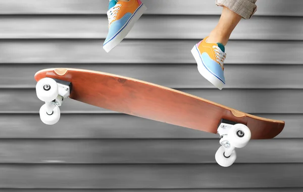 Skateboardåkare Färgade Sneakers Hoppar Skateboard — Stockfoto