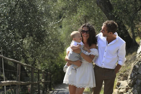 Νεαρή Όμορφη Οικογένεια Περπατά Στο Πάρκο Στην Ιταλία Royalty Free Φωτογραφίες Αρχείου