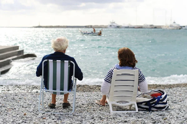 Συνταξιούχοι Περνούν Μέρα Τους Δίπλα Στη Θάλασσα Στην Παραλία Royalty Free Εικόνες Αρχείου