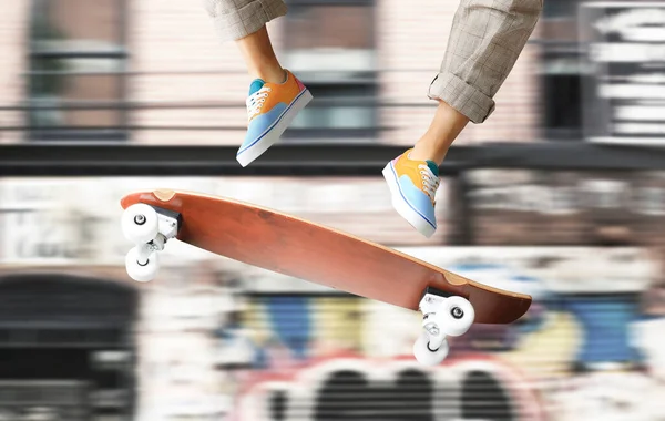 Skateboarder Χρωματιστά Sneakers Άλμα Ένα Skateboard Φωτογραφία Αρχείου