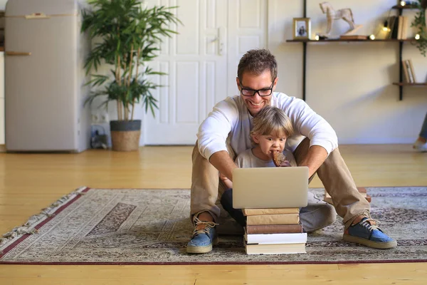 Junger Vater Arbeitet Hause Laptop — Stockfoto