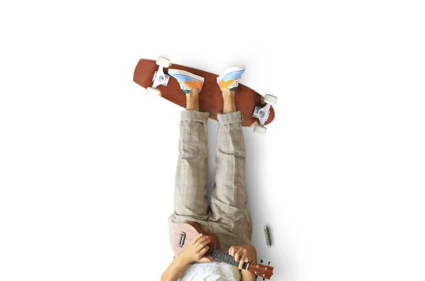 Mladý Muž Kytarou Skateboard Relaxuje Odpočívá — Stock fotografie