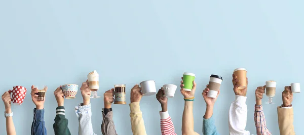 Les Gens Tiennent Des Tasses Des Tasses Café Papier Concept — Photo