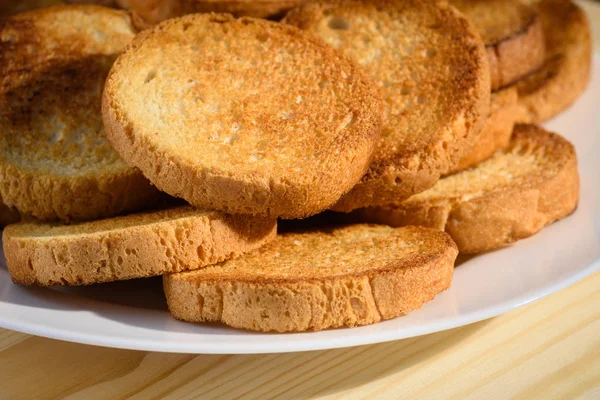 bir tabağa konmuş ekmek